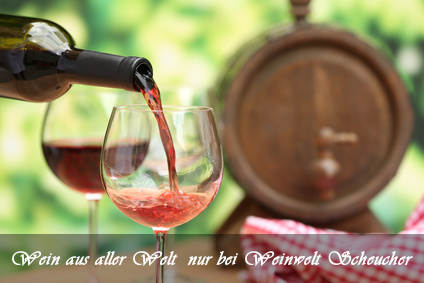 ´roter Wein aus dem Fass - serviert auf einer Alm in Österreich